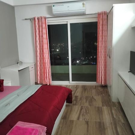 Room Woom Greater Noida Exterior photo